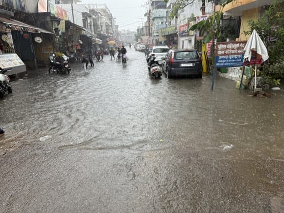 Heavy rain causes waterlogging in many places