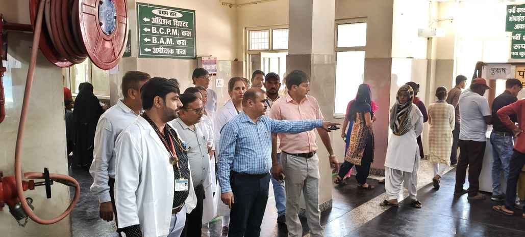 CMO reprimanded the employee who arrived lateCMO reprimanded the employee who arrived late