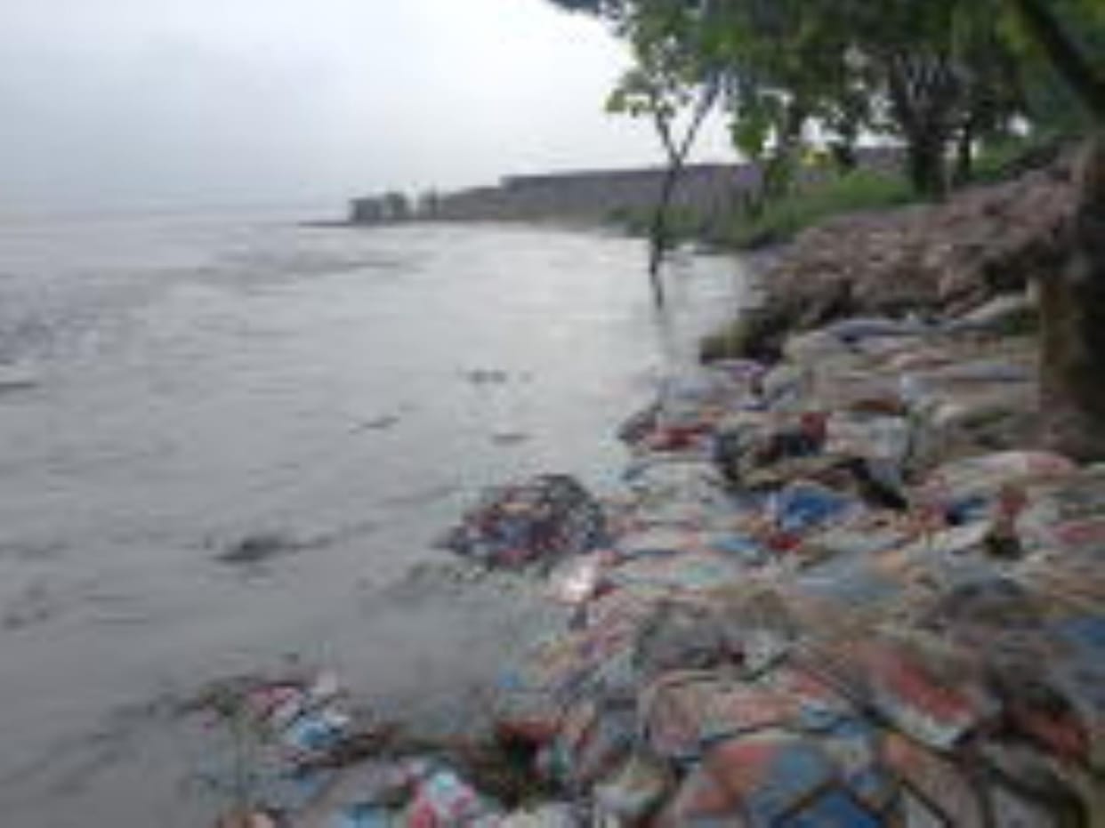 Gandak increased the erosion on Narwajot dam, panic