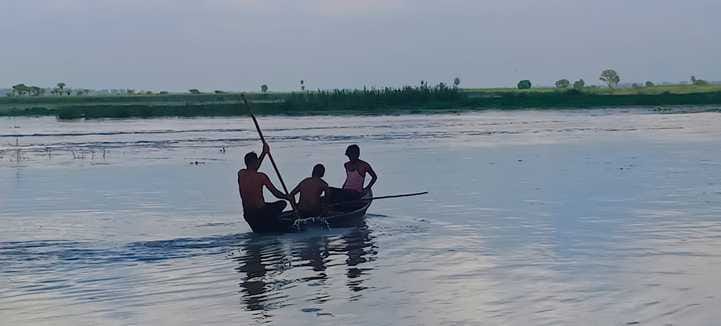The flow of Ganga turned towards Bastoura Narang, erosion increased