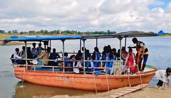 Mandsaur NewsTo get education one has to cross Chambal river by boat, parents were asked to write a stamp