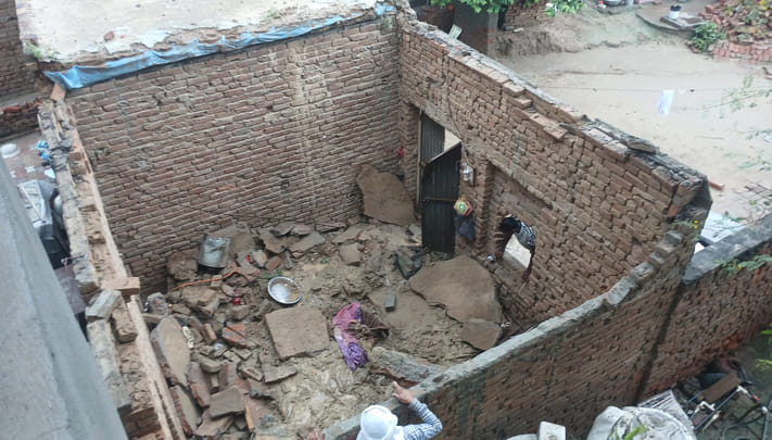 The roof of the house collapsed due to rain, a person died after being buried under the debris