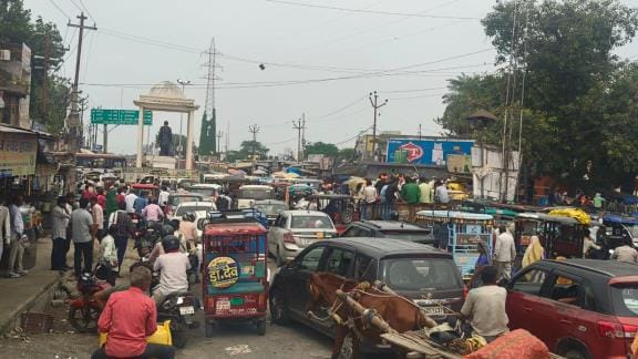 Vehicles stuck in traffic jam, it is difficult to cross Panchal Ghat crossing