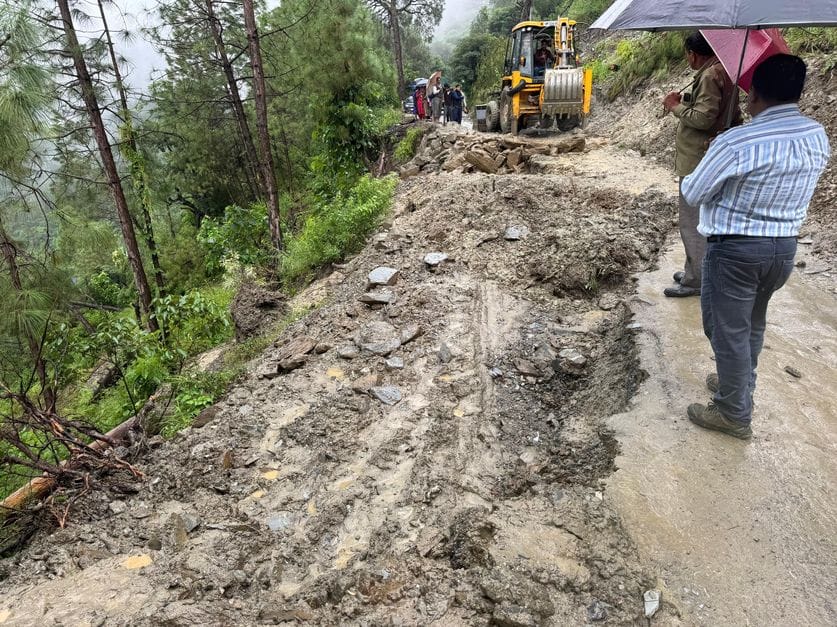 Road collapsed again near Zero Point