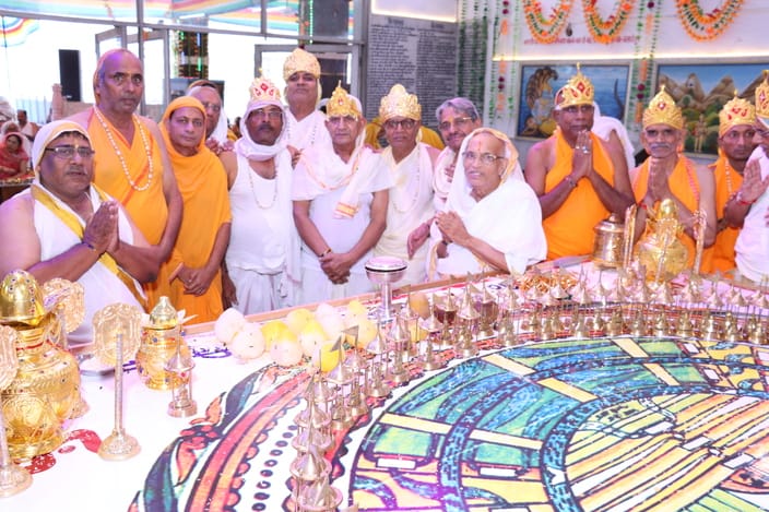 A living being attains happiness by being content: Gyan Bhushan