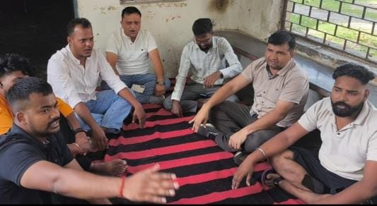 Dharna against negligence in laying drinking water line