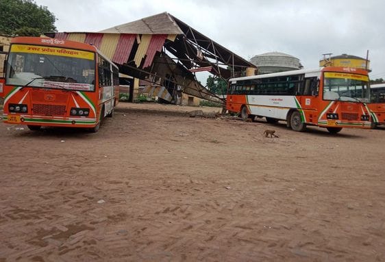 The campus is empty and buses are parked on the road, causing traffic jam