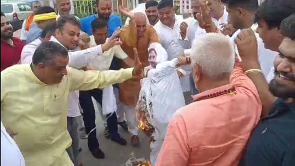 BJP workers burnt Rahul Gandhi's effigy in front of Congress office