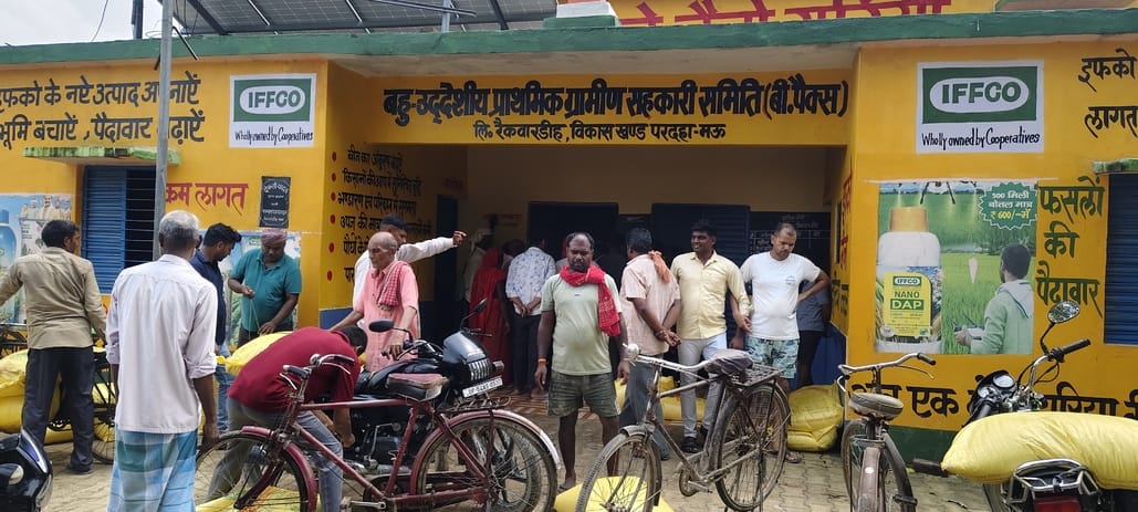 Fight for urea at Rakwardih godown, farmers returned empty handed