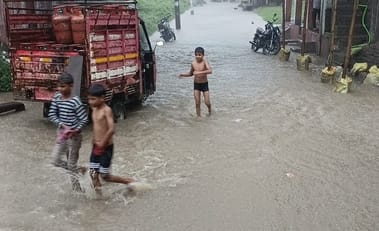 Intermittent rains, life disrupted