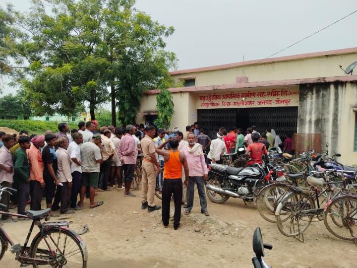 Crowd reached the cooperative society for fertilizer, created ruckus, police was called