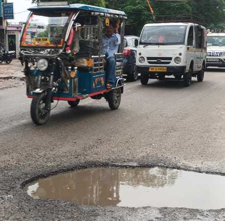 Tanakpur highway's face has changed, deep potholes are causing accidents