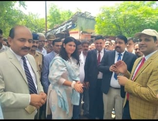 The district judge inspected the building of chambers built for advocates