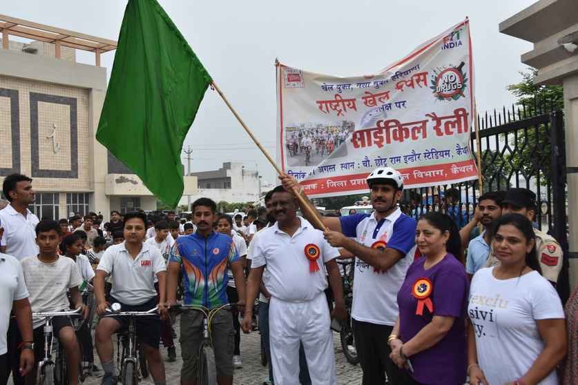 Youth gave the message of staying away from drugs through cyclothon