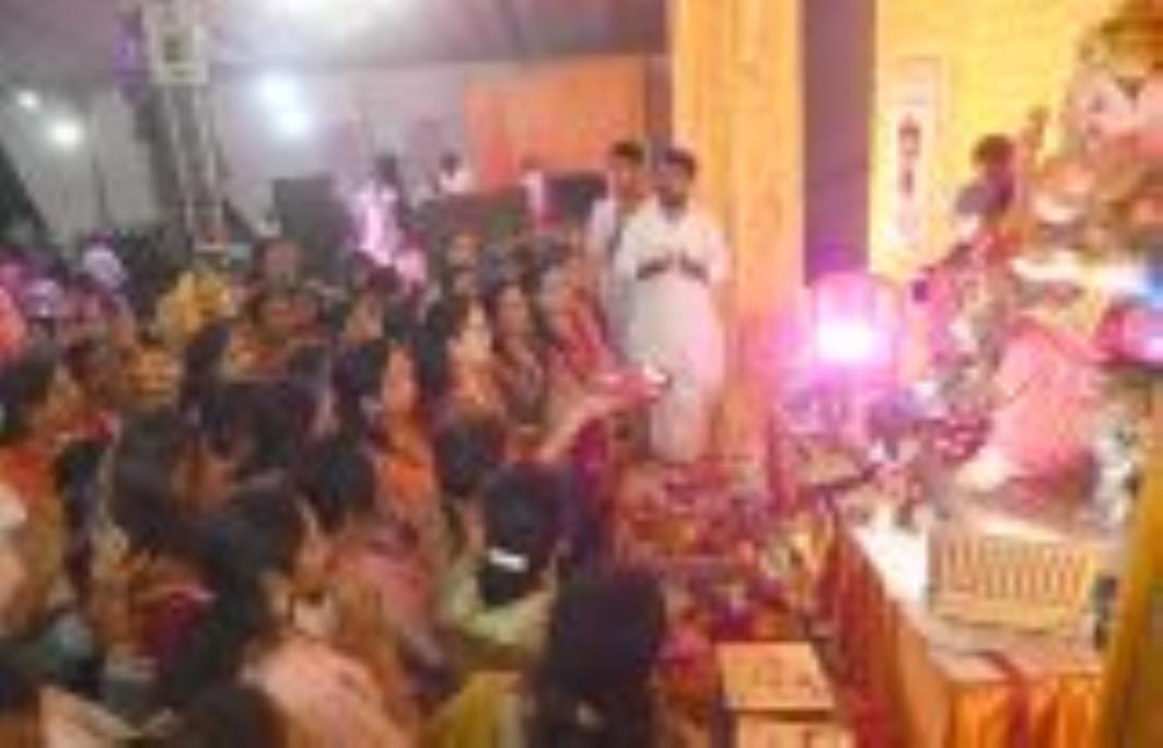 Padmini Kolhapure performed the aarti of Ganpati and sang a song
