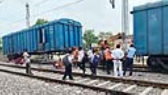 The freight train's brakes jammed at Bhattu railway station, the wheels are damaged, the track may be damaged, and departmental investigation orders have been issued.