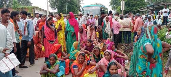 Farmers blocked the road due to non-availability of fertilizers