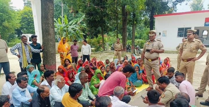 The villagers staged a sit-in at the police station and demanded disclosure of the theft incidents