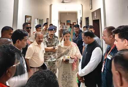 CM vishnudeo sai helped Dantewada girl Poonam Patel, gifted her tablet and books for upsc exam