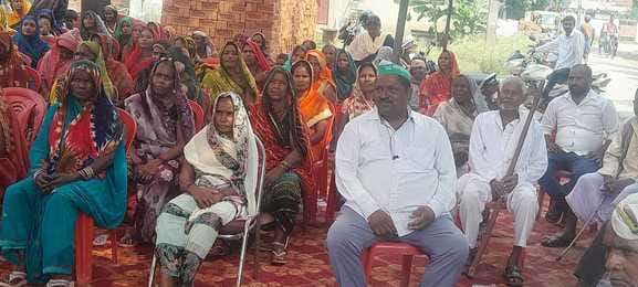 Bhakiyu Bhanu group staged a sit-in protest over various problems