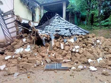 Torrential rain caused havoc in Bhoranj, three houses and three cow sheds collapsed