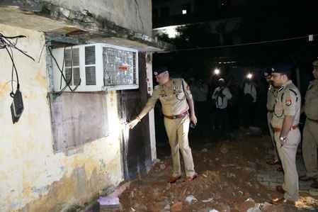 The roof of the hostage government quarter in the police line collapsed, eight members of a family were buried