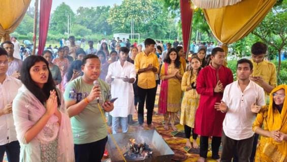 The wind of devotion flowing in the pandals