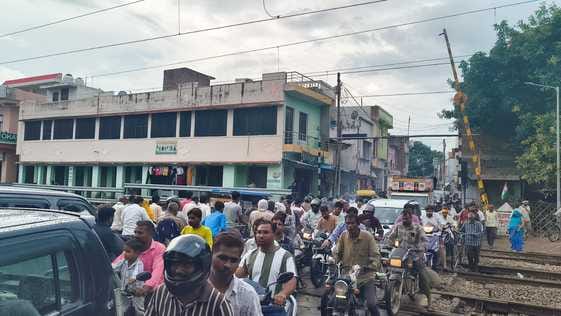 Mahananda Express was stopped for 20 minutes due to jam at the crossing