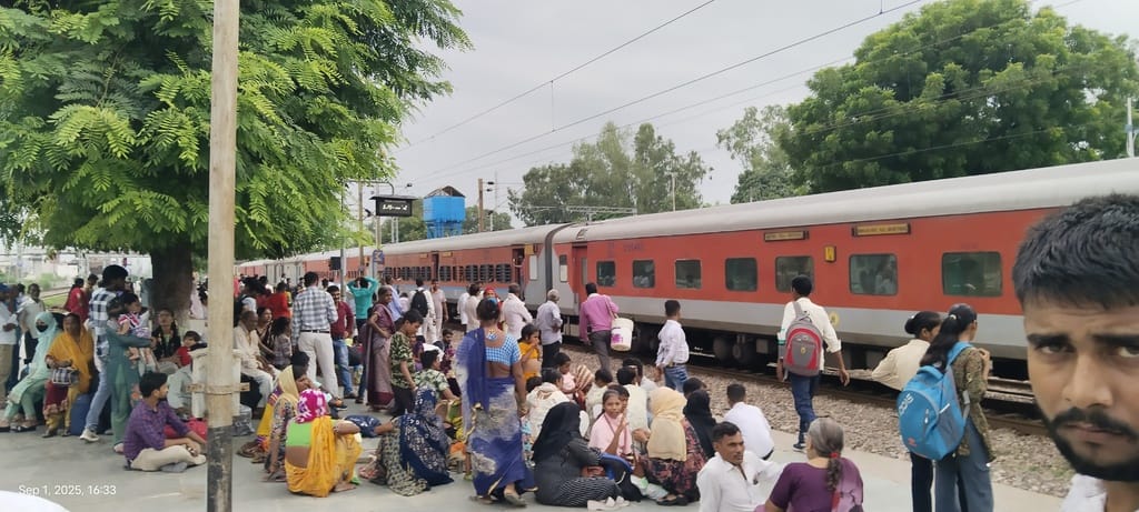 Trains arrived late at Phaphund railway station, passengers troubled