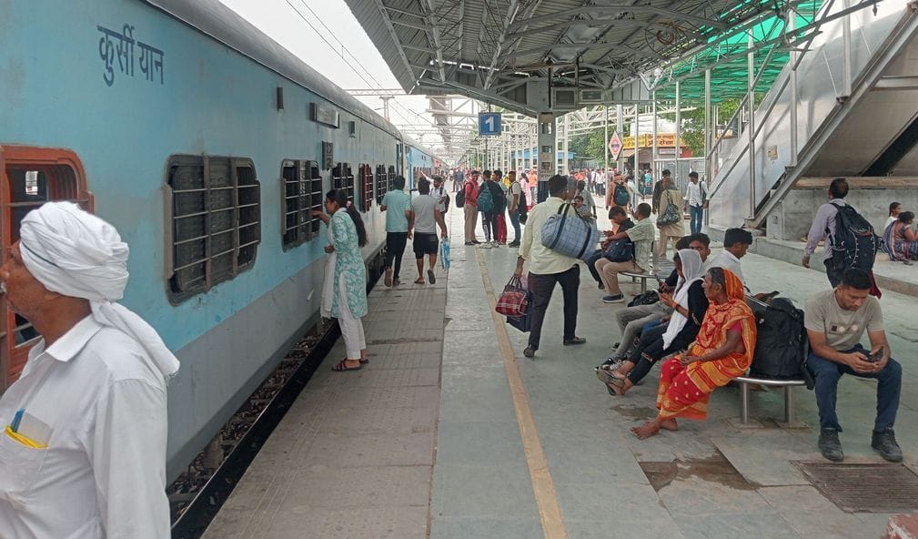 On the fourth day, 9 express and 2 passenger trains were cancelled on the Delhi-Jammu route