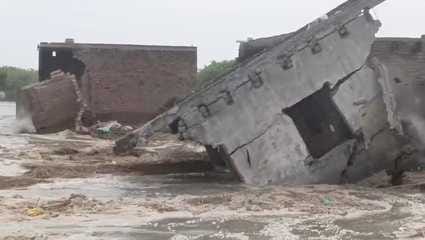 15 houses in Thata and Pankhian's hut were submerged in the Ganges