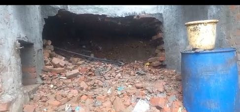 Dairy wall collapsed due to leakage in sewer line, road became hollow up to 20 feet