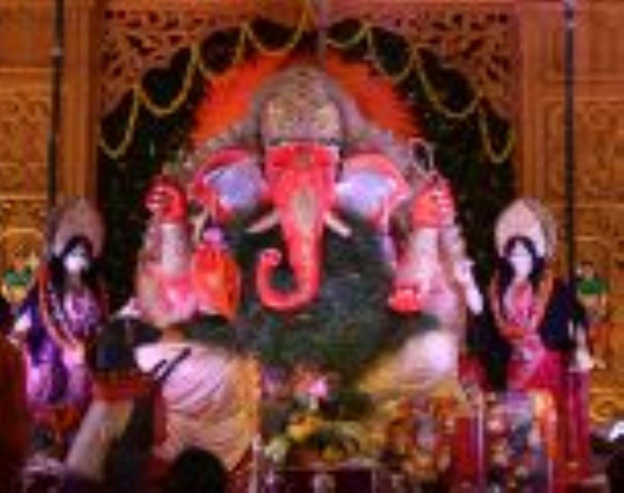 The pandal reverberated with Ganpati hymns, Durva was offered with the 108 names of Lord Ganesha