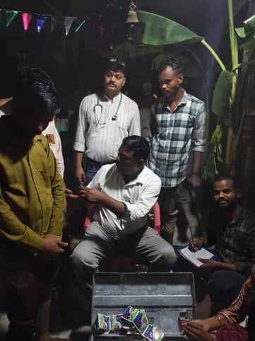 गांव में बीमार लोगों का इलाज करती स्वास्थ्य विभाग की टीम