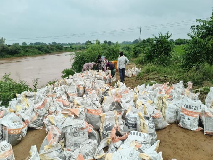 Increased concern due to the fluctuation in the water level of the Ghaggar River, work on filling soil bags has begun.
