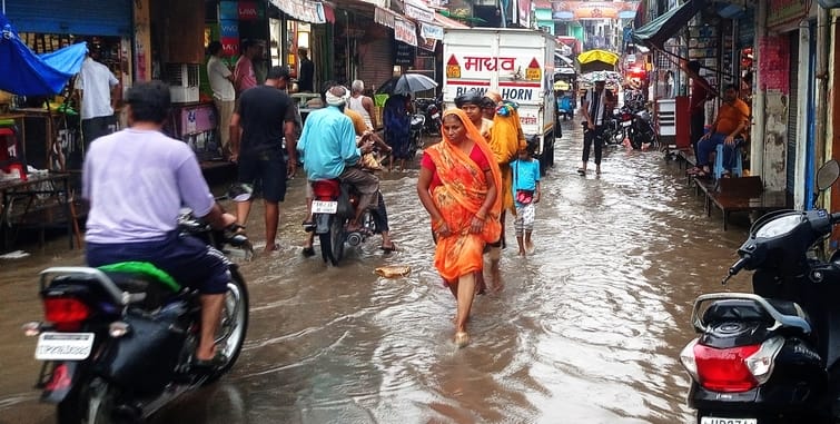 Roads of Jalalabad turned into ponds due to torrential rain