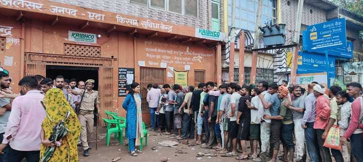 Crowd of farmers gathered at Kribhco Center to get DAP