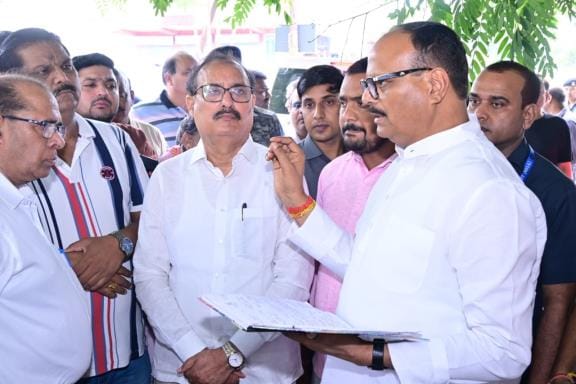 Residents of Jankipuram got angry at the officers in front of the Deputy CM