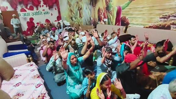 Devotees danced to the hymns of Lord Shri Ganesh