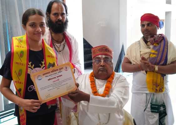 Padma Shri Baba Balia gave Mani Ratnam Award to Saanvi on Radhastami