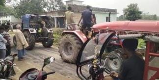 Tug of war between tractor drivers on the road, video goes viral