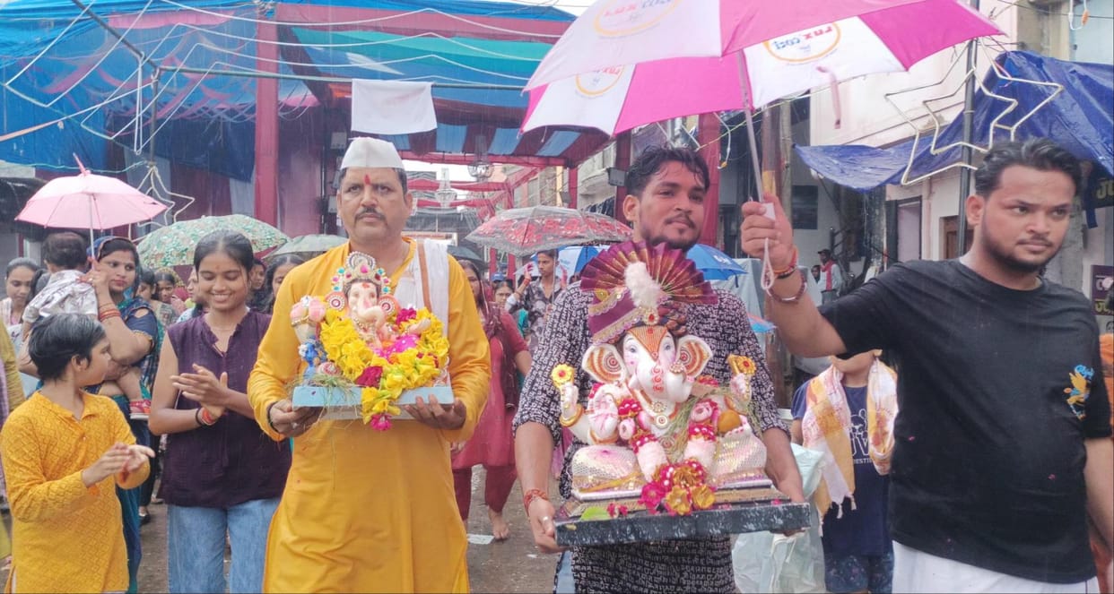Farewell to Ganpati with cheers