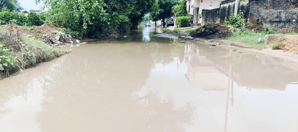 Water on Kadma-Jhoju and Dhanasari-Kadma road, people are facing problems