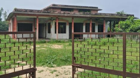 The baraat ghar made with 20 lakhs has become a ruin
