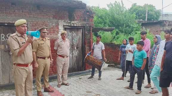 Bhojpur police made announcement by beating drums in the village of the district badar