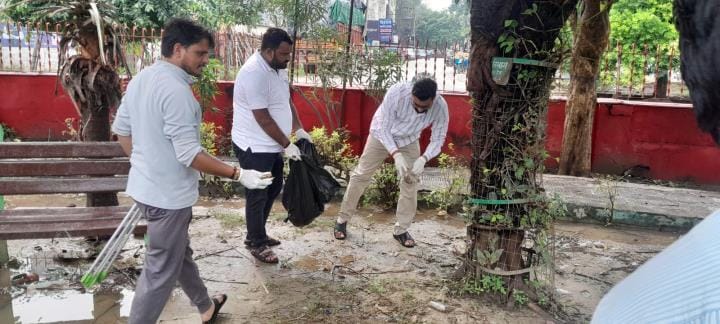 Municipal commissioner picked up garbage from the park