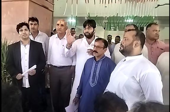 नगर निगम द्वारा दिए गए नोटिस का खादिमों ने किया विरोध