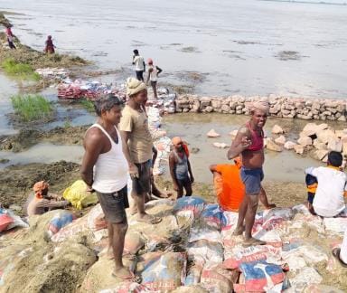 Gandak increased pressure in Narwajot, dam stones collapsed, panic in villagers