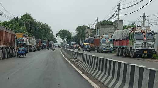 Two thousand trucks stranded on the way