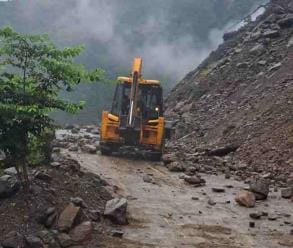It kept raining, traffic on 33 roads came to a halt throughout the day